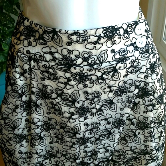 Lo Embroidered Lace Black and White Mini Faux Wrap Skirt Side Pockets Si… - Picture 2 of 9